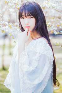 骚女边玩手机边口交